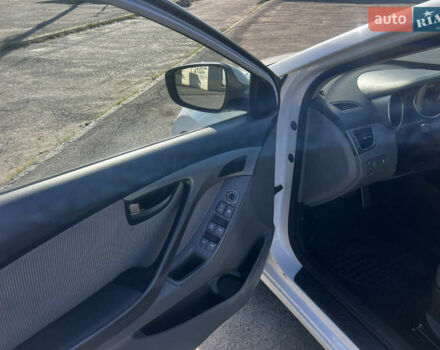 Хендай Элантра 2012 в Днепре (Днепропетровске) на Automoto.ua Белый Хендай Элантра, объемом двигателя 1.59 л и пробегом 140 тыс. км за 9000 $, фото 8 на Automoto.ua