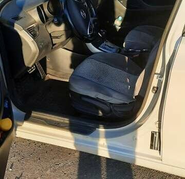 Хендай Элантра 2012 в Виннице на Automoto.ua Белый Хендай Элантра, объемом двигателя 1.8 л и пробегом 128 тыс. км за 8200 $, фото 1 на Automoto.ua