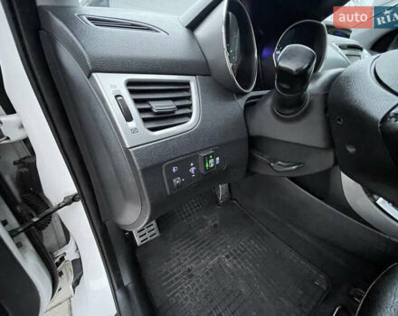 Білий Хендай Елантра, об'ємом двигуна 1.8 л та пробігом 143 тис. км за 8600 $, фото 27 на Automoto.ua