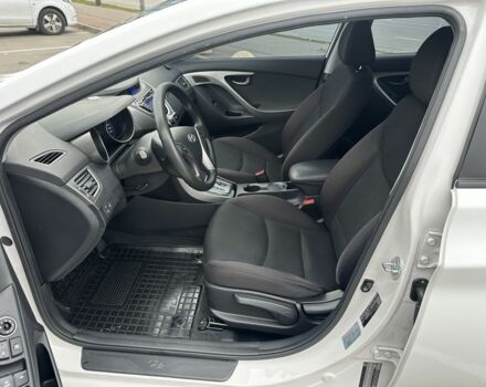 Белый Хендай Элантра, объемом двигателя 1.6 л и пробегом 107 тыс. км за 9700 $, фото 5 на Automoto.ua