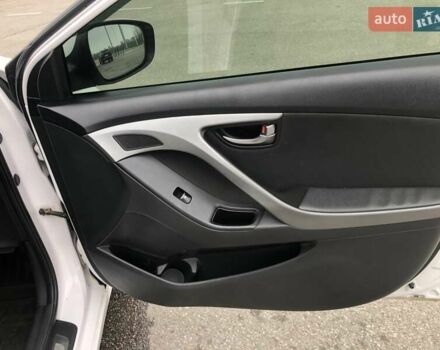 Белый Хендай Элантра, объемом двигателя 1.8 л и пробегом 156 тыс. км за 10300 $, фото 2 на Automoto.ua