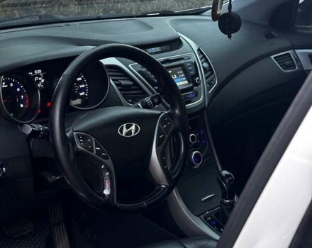 Хендай Елантра 2014 у Сумах на Automoto.ua Білий Хендай Елантра, об'ємом двигуна 1.8 л та пробігом 198 тис. км за 7800 $, фото 5 на Automoto.ua