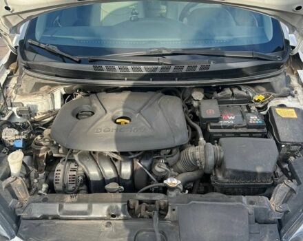 Белый Хендай Элантра, объемом двигателя 1.8 л и пробегом 140 тыс. км за 10800 $, фото 4 на Automoto.ua