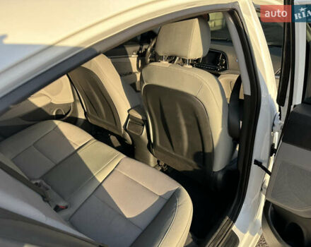 Белый Хендай Элантра, объемом двигателя 2 л и пробегом 180 тыс. км за 8900 $, фото 17 на Automoto.ua