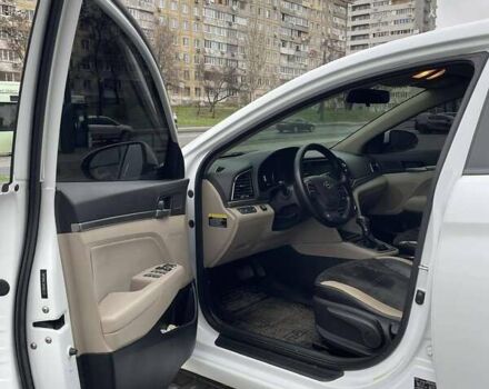Белый Хендай Элантра, объемом двигателя 2 л и пробегом 112 тыс. км за 11800 $, фото 7 на Automoto.ua