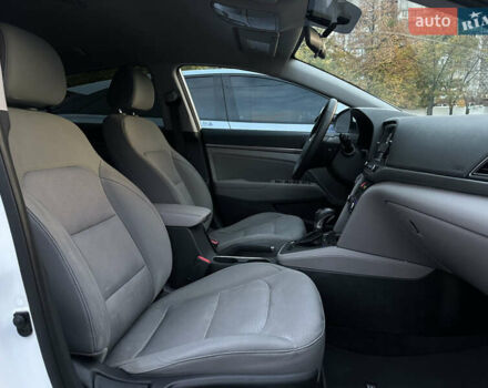 Хендай Элантра 2016 в Николаеве на Automoto.ua Белый Хендай Элантра, объемом двигателя 1.4 л и пробегом 160 тыс. км за 10999 $, фото 13 на Automoto.ua