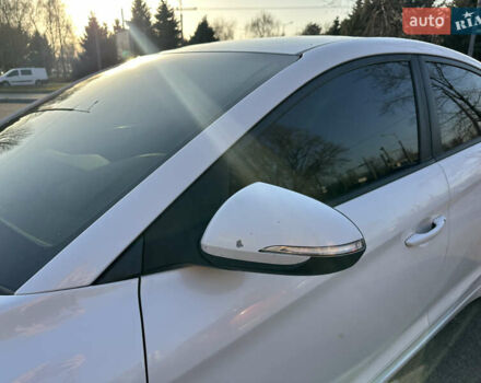 Белый Хендай Элантра, объемом двигателя 2 л и пробегом 180 тыс. км за 8900 $, фото 7 на Automoto.ua