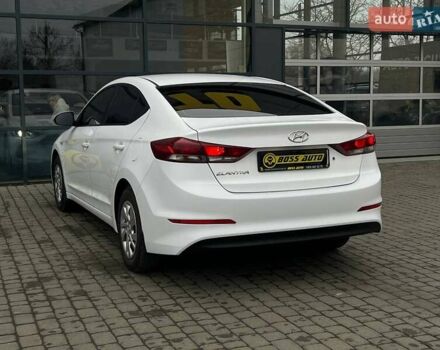 Белый Хендай Элантра, объемом двигателя 1.59 л и пробегом 220 тыс. км за 11800 $, фото 4 на Automoto.ua