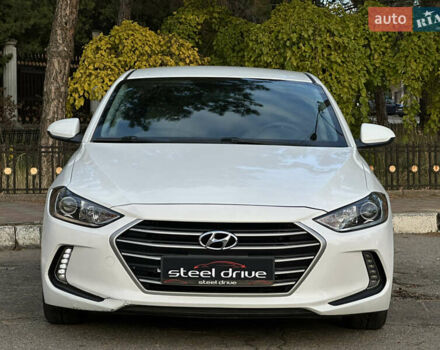 Хендай Элантра 2016 в Николаеве на Automoto.ua Белый Хендай Элантра, объемом двигателя 1.4 л и пробегом 160 тыс. км за 10999 $, фото 2 на Automoto.ua