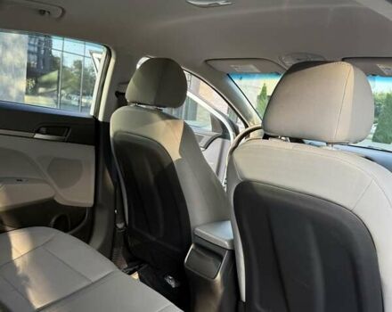 Белый Хендай Элантра, объемом двигателя 2 л и пробегом 76 тыс. км за 12800 $, фото 4 на Automoto.ua