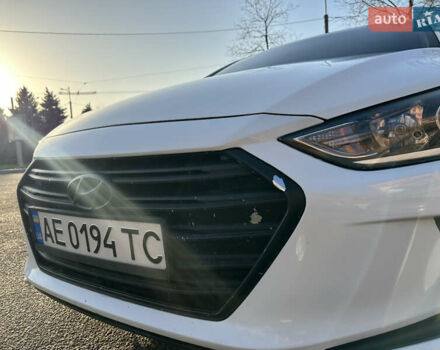 Белый Хендай Элантра, объемом двигателя 2 л и пробегом 180 тыс. км за 8900 $, фото 4 на Automoto.ua