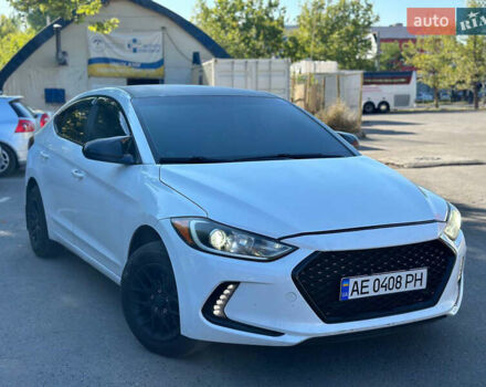 Белый Хендай Элантра, объемом двигателя 2 л и пробегом 170 тыс. км за 9800 $, фото 1 на Automoto.ua