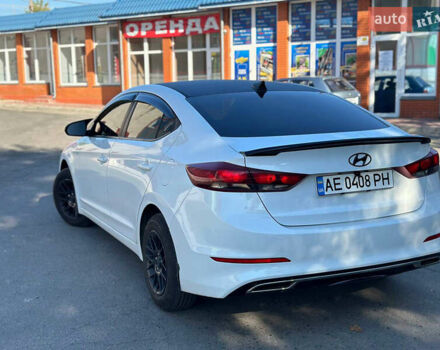 Белый Хендай Элантра, объемом двигателя 2 л и пробегом 170 тыс. км за 9800 $, фото 3 на Automoto.ua