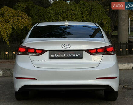 Хендай Элантра 2016 в Николаеве на Automoto.ua Белый Хендай Элантра, объемом двигателя 1.4 л и пробегом 160 тыс. км за 10999 $, фото 7 на Automoto.ua