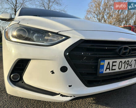 Белый Хендай Элантра, объемом двигателя 2 л и пробегом 180 тыс. км за 8900 $, фото 6 на Automoto.ua