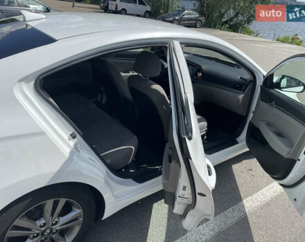 Белый Хендай Элантра, объемом двигателя 2 л и пробегом 120 тыс. км за 11400 $, фото 6 на Automoto.ua
