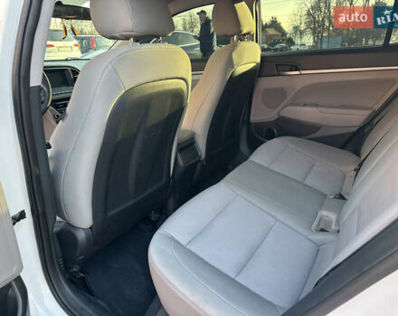 Белый Хендай Элантра, объемом двигателя 2 л и пробегом 180 тыс. км за 8900 $, фото 23 на Automoto.ua