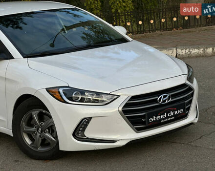 Хендай Элантра 2016 в Николаеве на Automoto.ua Белый Хендай Элантра, объемом двигателя 1.4 л и пробегом 160 тыс. км за 10999 $, фото 1 на Automoto.ua