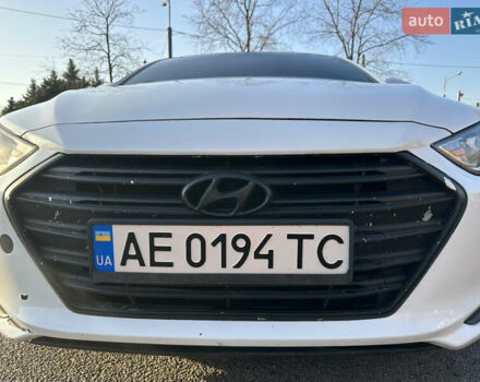 Белый Хендай Элантра, объемом двигателя 2 л и пробегом 180 тыс. км за 8900 $, фото 5 на Automoto.ua