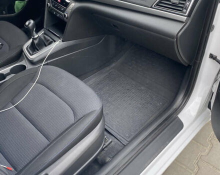 Білий Хендай Елантра, об'ємом двигуна 1.6 л та пробігом 220 тис. км за 11600 $, фото 11 на Automoto.ua