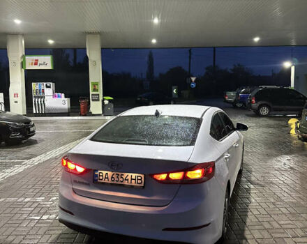 Белый Хендай Элантра, объемом двигателя 2 л и пробегом 110 тыс. км за 8699 $, фото 2 на Automoto.ua