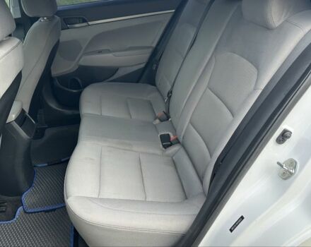 Хендай Элантра 2017 в Киеве на Automoto.ua Белый Хендай Элантра, объемом двигателя 2 л и пробегом 200 тыс. км за 7700 $, фото 5 на Automoto.ua