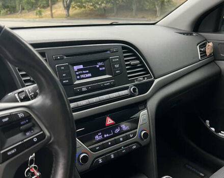 Белый Хендай Элантра, объемом двигателя 1.6 л и пробегом 198 тыс. км за 13000 $, фото 11 на Automoto.ua