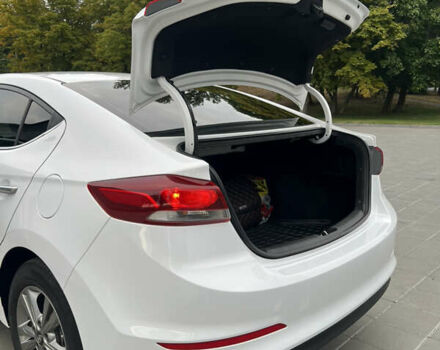 Белый Хендай Элантра, объемом двигателя 1.6 л и пробегом 198 тыс. км за 13000 $, фото 7 на Automoto.ua