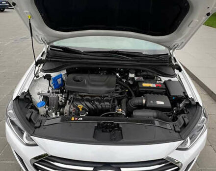 Белый Хендай Элантра, объемом двигателя 1.6 л и пробегом 198 тыс. км за 13000 $, фото 5 на Automoto.ua