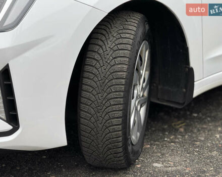 Белый Хендай Элантра, объемом двигателя 1.59 л и пробегом 247 тыс. км за 12500 $, фото 4 на Automoto.ua