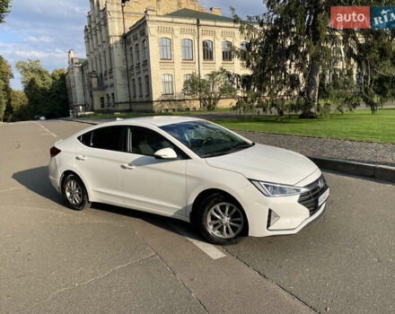 Белый Хендай Элантра, объемом двигателя 2 л и пробегом 150 тыс. км за 15000 $, фото 1 на Automoto.ua