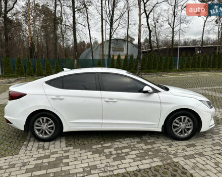 Белый Хендай Элантра, объемом двигателя 1.59 л и пробегом 140 тыс. км за 14500 $, фото 5 на Automoto.ua