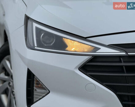 Белый Хендай Элантра, объемом двигателя 1.59 л и пробегом 247 тыс. км за 12500 $, фото 3 на Automoto.ua