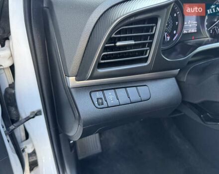 Білий Хендай Елантра, об'ємом двигуна 1.59 л та пробігом 270 тис. км за 12500 $, фото 17 на Automoto.ua