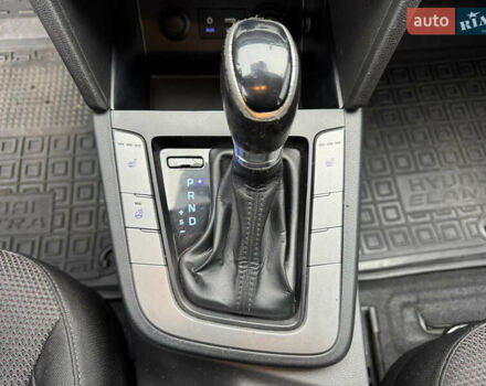 Белый Хендай Элантра, объемом двигателя 1.59 л и пробегом 247 тыс. км за 12500 $, фото 23 на Automoto.ua