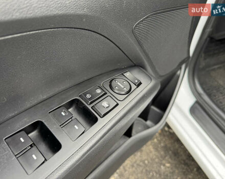 Белый Хендай Элантра, объемом двигателя 1.59 л и пробегом 247 тыс. км за 12500 $, фото 18 на Automoto.ua