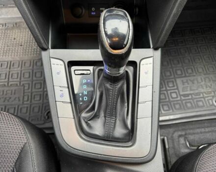 Белый Хендай Элантра, объемом двигателя 1.6 л и пробегом 247 тыс. км за 12500 $, фото 13 на Automoto.ua