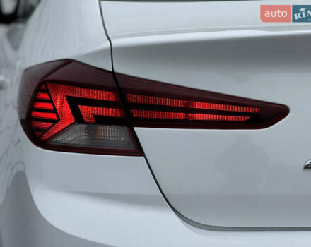 Белый Хендай Элантра, объемом двигателя 1.59 л и пробегом 247 тыс. км за 12500 $, фото 12 на Automoto.ua