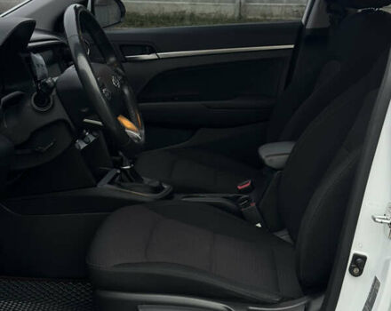 Белый Хендай Элантра, объемом двигателя 1.59 л и пробегом 46 тыс. км за 14000 $, фото 18 на Automoto.ua