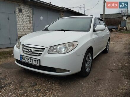 Белый Хендай Элантра, объемом двигателя 1.59 л и пробегом 235 тыс. км за 5700 $, фото 1 на Automoto.ua