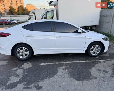 Белый Хендай Элантра, объемом двигателя 1.59 л и пробегом 160 тыс. км за 9650 $, фото 1 на Automoto.ua