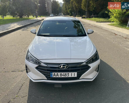 Белый Хендай Элантра, объемом двигателя 2 л и пробегом 150 тыс. км за 15000 $, фото 1 на Automoto.ua
