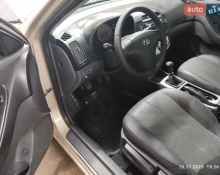 Бежевый Хендай Элантра, объемом двигателя 1.59 л и пробегом 220 тыс. км за 4800 $, фото 4 на Automoto.ua