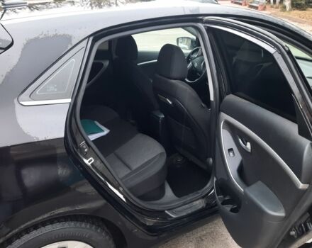 Чорний Хендай Елантра, об'ємом двигуна 2 л та пробігом 135 тис. км за 9100 $, фото 4 на Automoto.ua