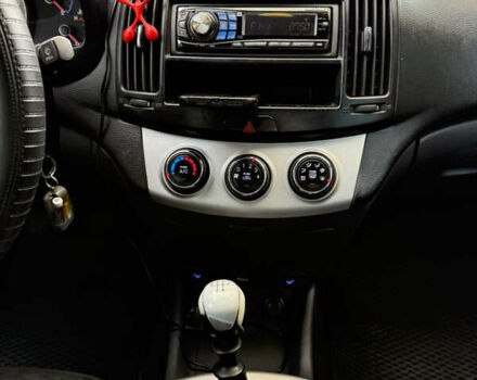 Черный Хендай Элантра, объемом двигателя 1.59 л и пробегом 264 тыс. км за 5800 $, фото 16 на Automoto.ua