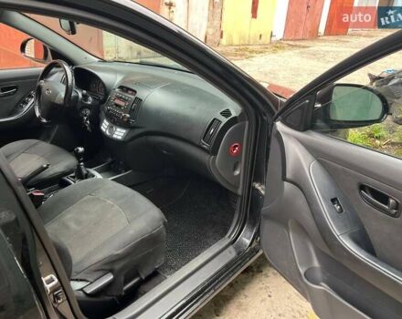 Черный Хендай Элантра, объемом двигателя 1.6 л и пробегом 350 тыс. км за 4750 $, фото 8 на Automoto.ua