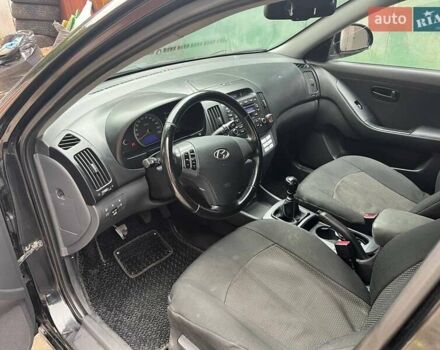 Черный Хендай Элантра, объемом двигателя 1.6 л и пробегом 350 тыс. км за 4750 $, фото 5 на Automoto.ua