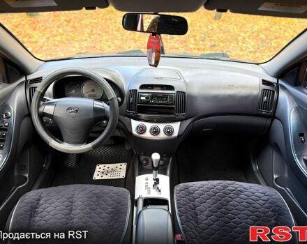 Черный Хендай Элантра, объемом двигателя 1.6 л и пробегом 223 тыс. км за 5999 $, фото 6 на Automoto.ua