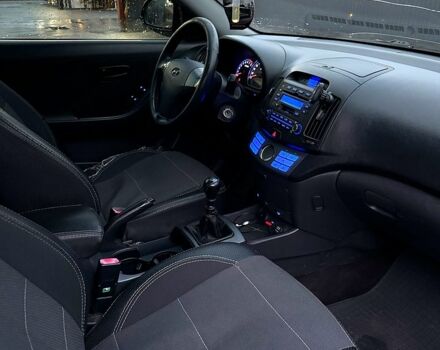 Черный Хендай Элантра, объемом двигателя 1.6 л и пробегом 261 тыс. км за 4799 $, фото 9 на Automoto.ua