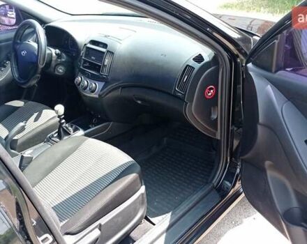 Черный Хендай Элантра, объемом двигателя 1.6 л и пробегом 260 тыс. км за 5300 $, фото 3 на Automoto.ua